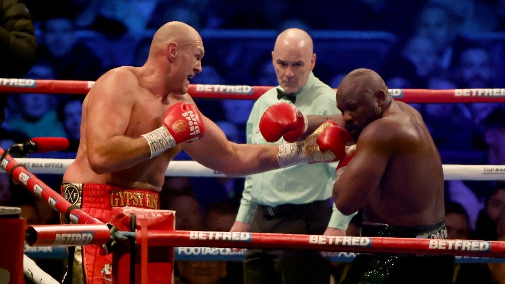 Tyson Fury retiene el título del peso pesado del CMB