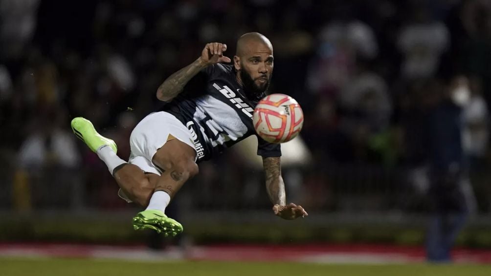 Dani Alves con los Pumas de la UNAM