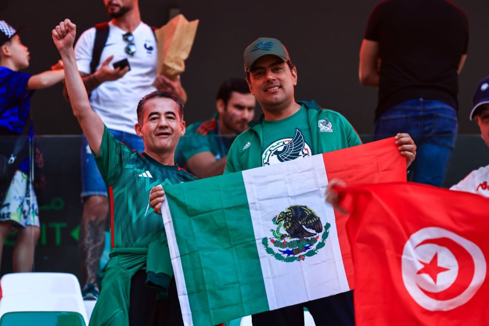 Aficionados con la bandera de México