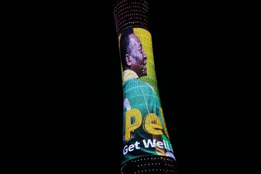 Pelé enmarcado en edificio 