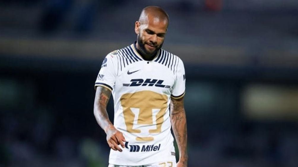 Dani Alves con los Pumas