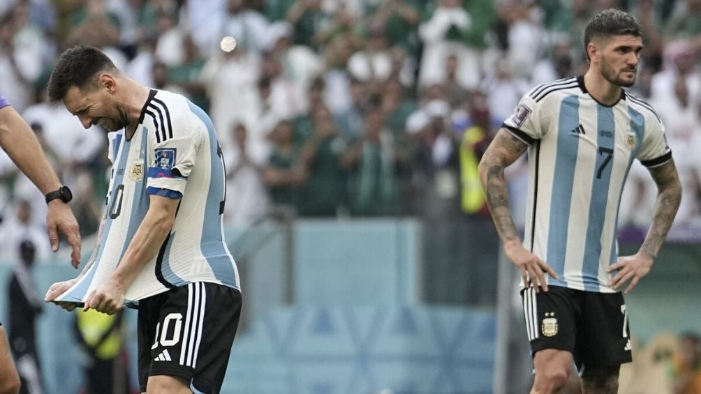 Messi y De Paul tras caer ante Arabia