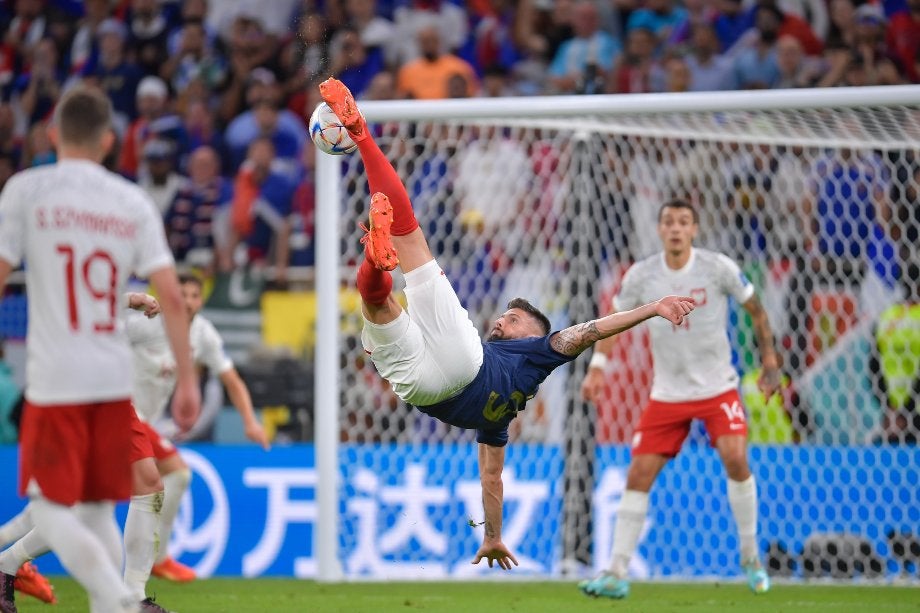 Oliver Giroud marcó un golazo de chilena que le anularon