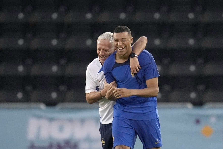 Kylian y su entrenador Deschamps 