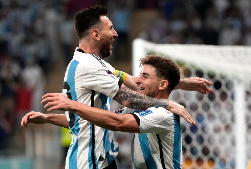 Messi en celebración de gol con Julián Álvarez