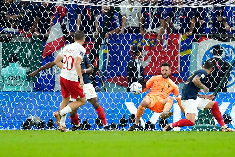 Hugo Lloris en el duelo ante Polonia