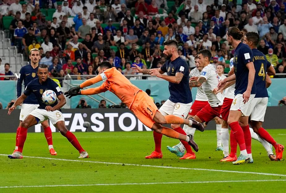 Hugo Lloris yendo por el balón ante Polonia