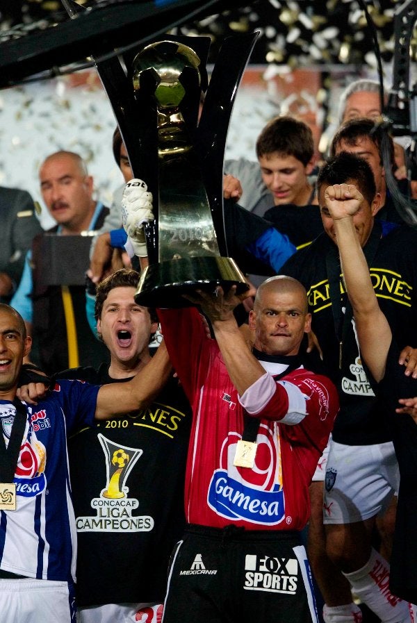 Miguel Calero levanta la Copa de Campeones de Concacaf 2009-10