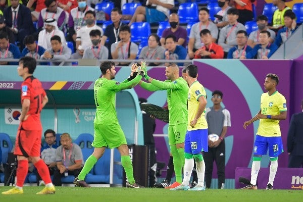 Alisson Becker sale de cambio por Weverton Pereira da Silva en Qatar 2022