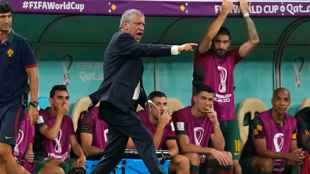 Cristiano Ronaldo en la banca observa a Fernando Santos