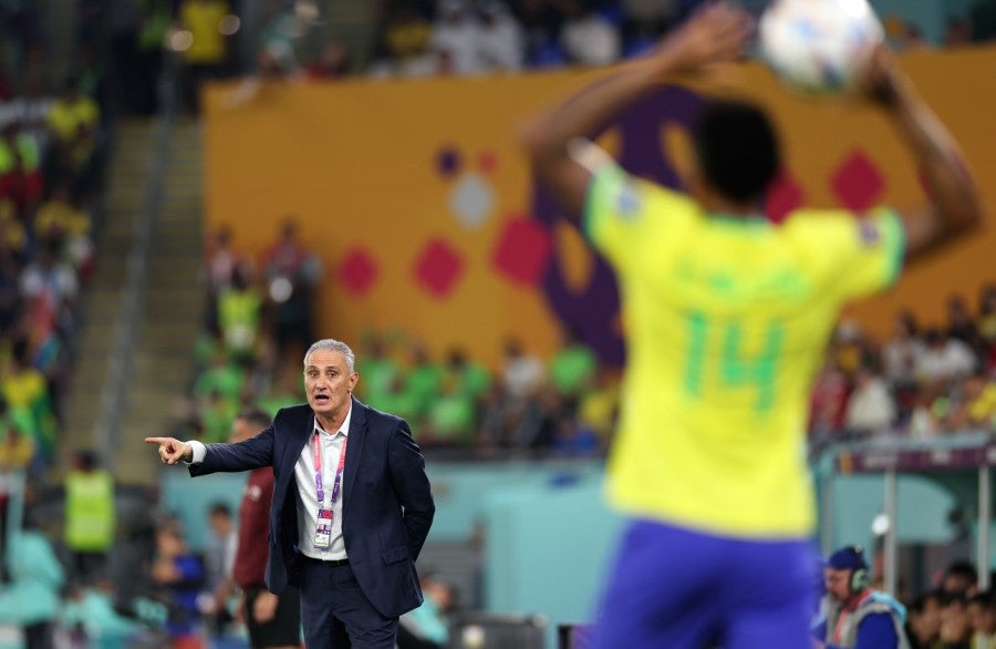 Tite dirigiendo ante Corea del Sur