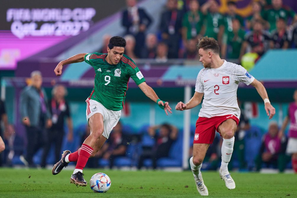 Raúl Jiménez en el juego contra Polonia