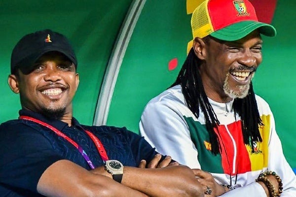 Samuel Eto'o junto al DT de Camerún