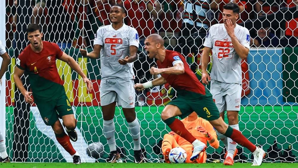 Pepe festejó otro de los goles de Portugal