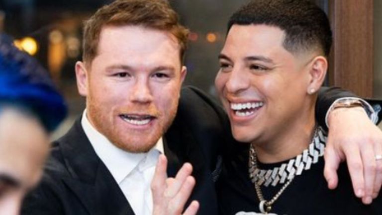 Canelo y el vocalista de Grupo Firme en un evento