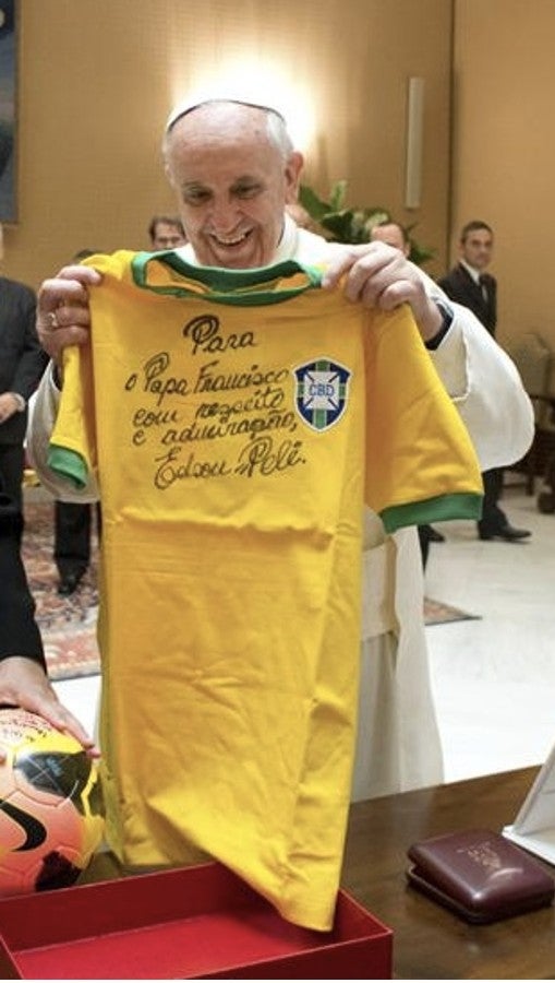 Francisco con una playera firmada por Pelé