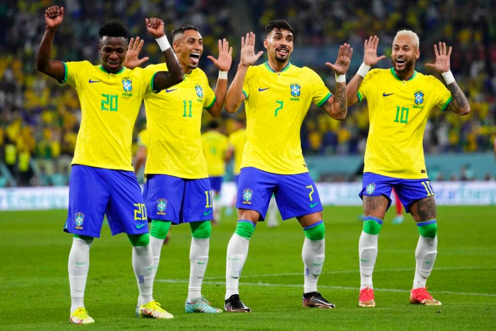 Brasil festeja uno de sus goles ante Corea del Sur