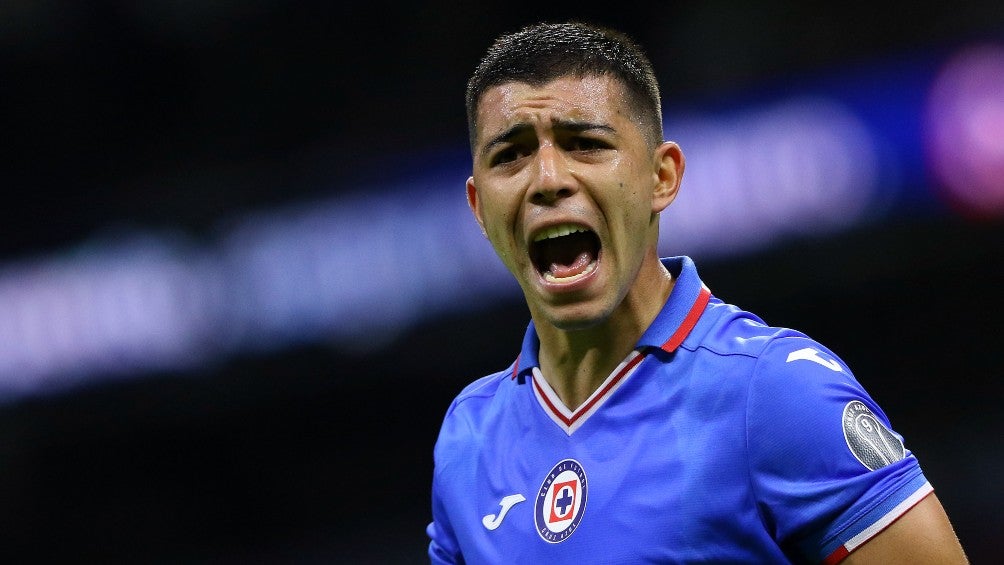 Erik Lira durante un partido con Cruz Azul