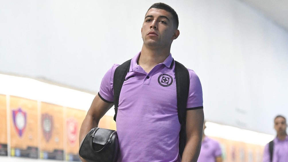 Erik Lira llegando al Estadio Azteca