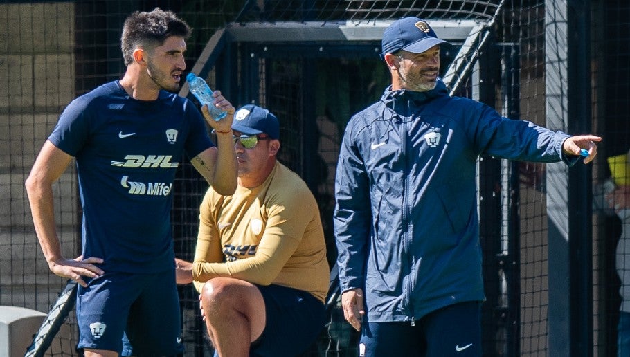 Rafa Puente dirigiendo su primer partido amistoso con Pumas