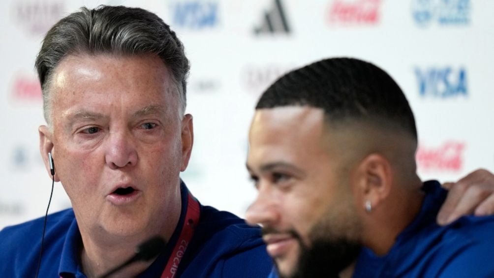 Depay acompañó a Van Gaal en la conferencia