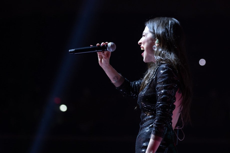 Paty Cantú durante un concierto