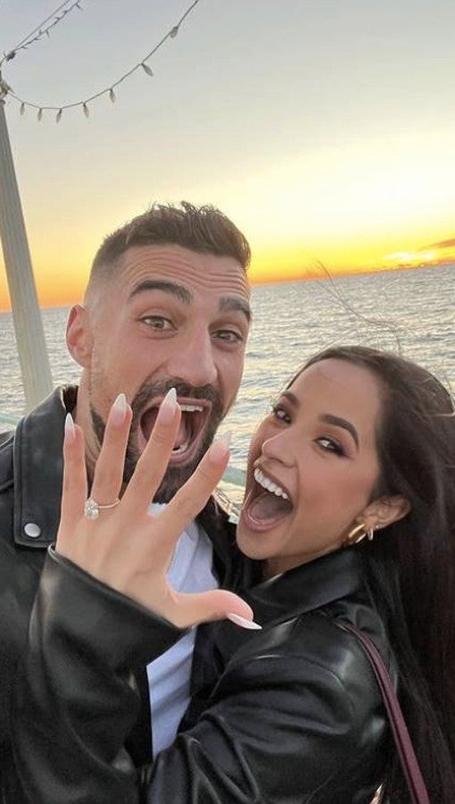 Becky G presume su anillo de compromiso