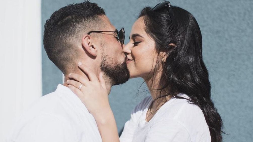 Becky G y Lletget anunciaron su compromiso en redes sociales