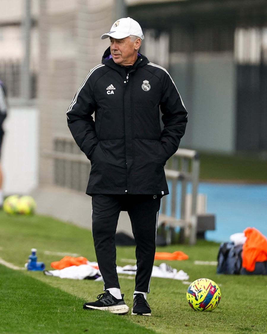 Carlo Ancelotti obersevando el entrenamiento