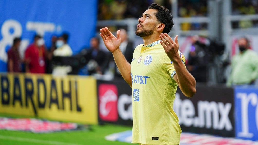 Henry Martín celebra un gol con América