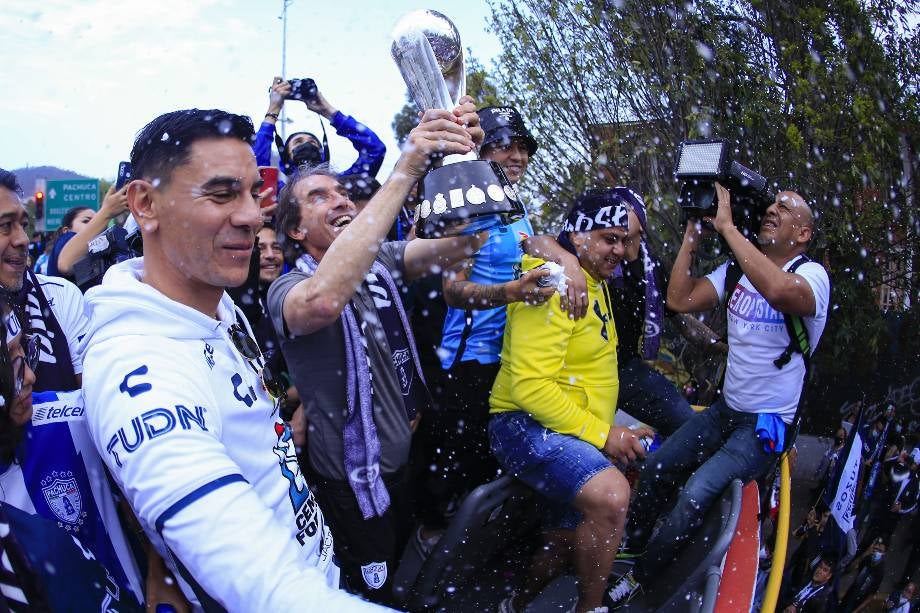 Guillermo Almada celebrando el título con Pachuca