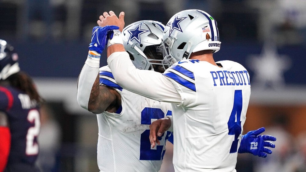 Ezekiel Elliott celebra con Dak Prescott un touchdown 