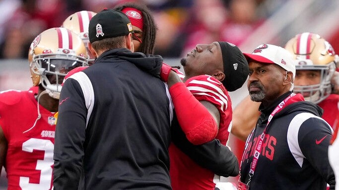 Deebo Samuel no pudo culminar el partido ante Bucs