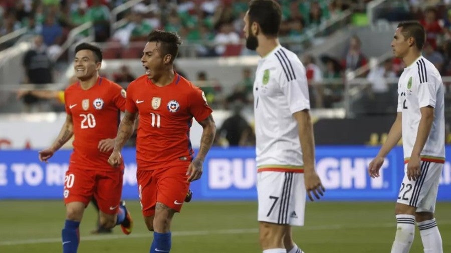 Eduardo Vargas celebra gol ante México en Copa América 2016