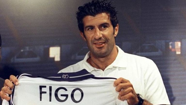 Luis Figo en su presentación con el Real Madrid 