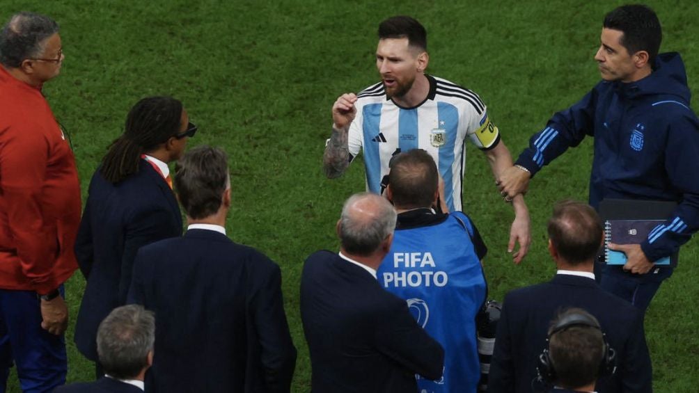 Messi en el encontronazo con Van Gaal