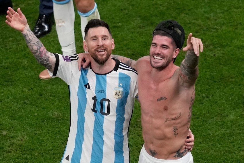 Messi y De Paul tras avanzar a Semis