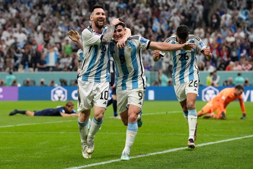 Messi y Álvarez en celebración de gol