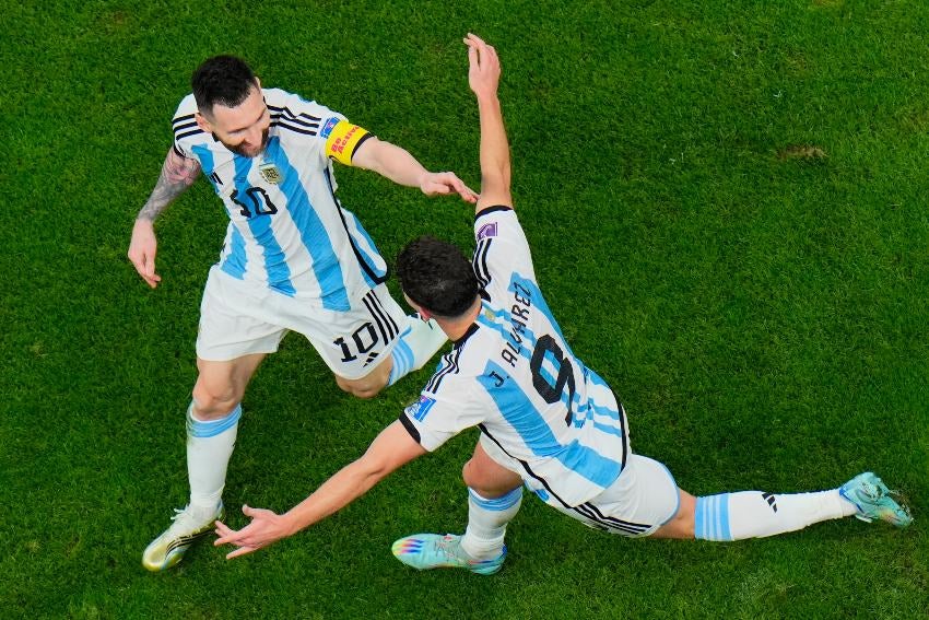 Messi y Álvarez en celebración de gol