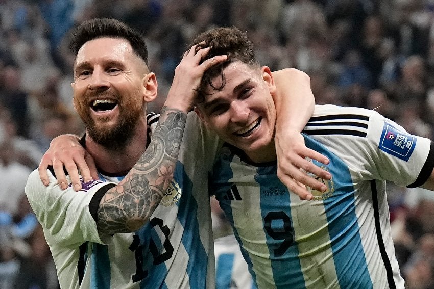 Messi y Álvarez en celebración de gol