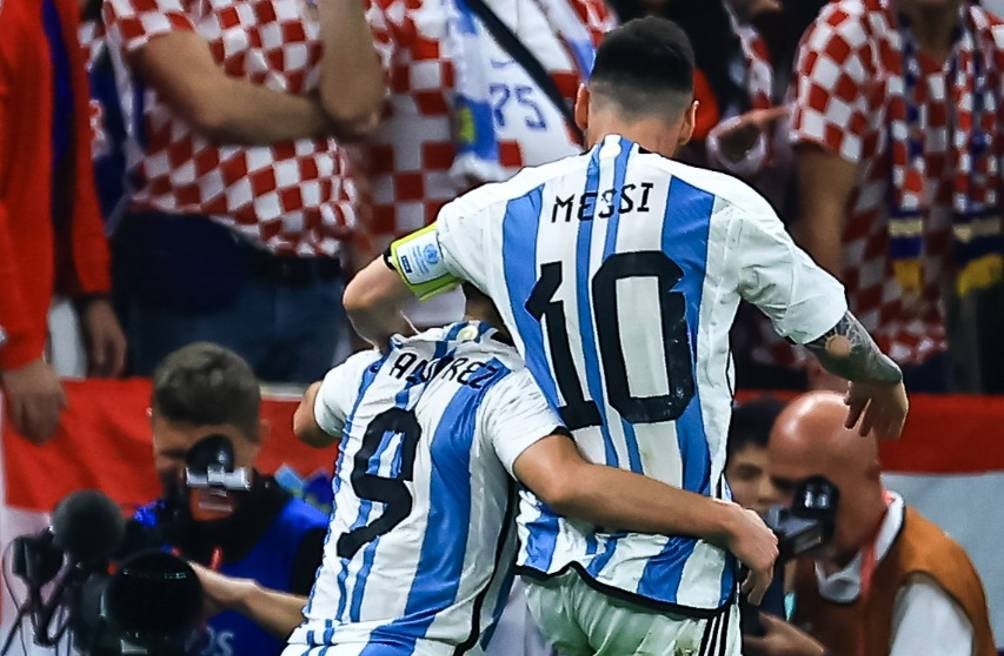 Lionel Messi celebra con Julián Álvarez