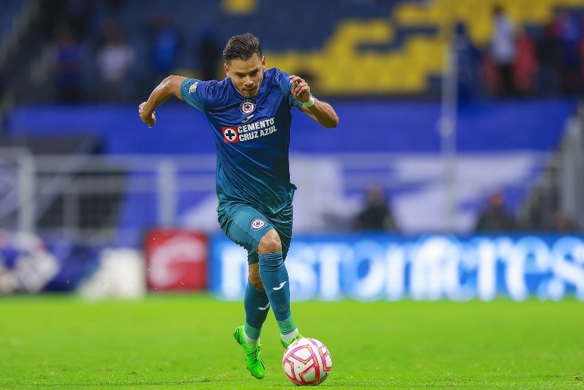 Ángel Romero en un partido de Cruz Azul