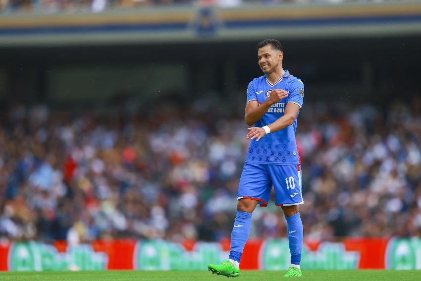 Ángel Romero en un partido de Cruz Azul