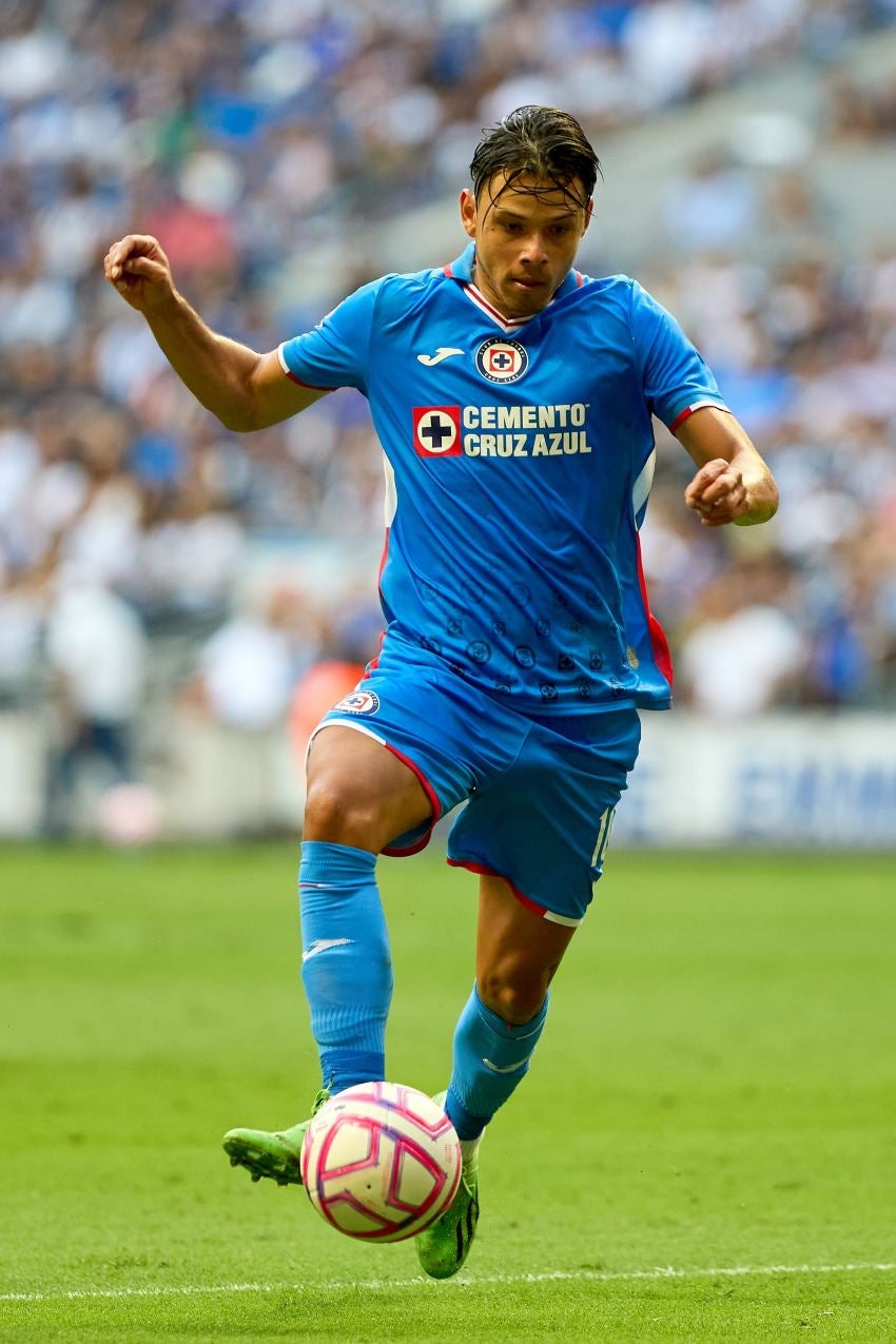 Ángel Romero en un partido de Cruz Azul