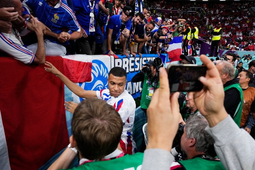 Mbappé con el hombre que le pegó