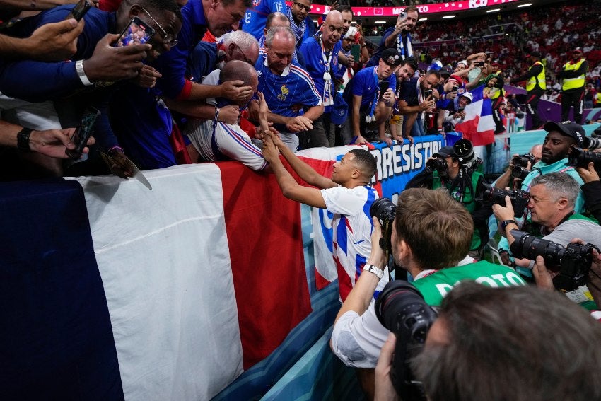 Mbappé con el hombre que le pegó