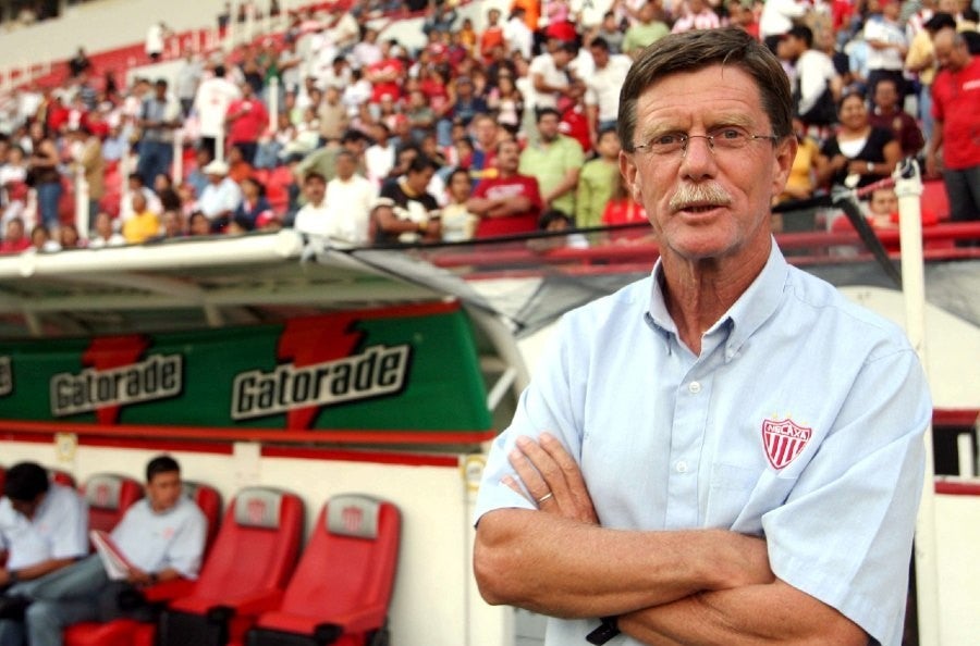 Hans dirigiendo partido con Necaxa 