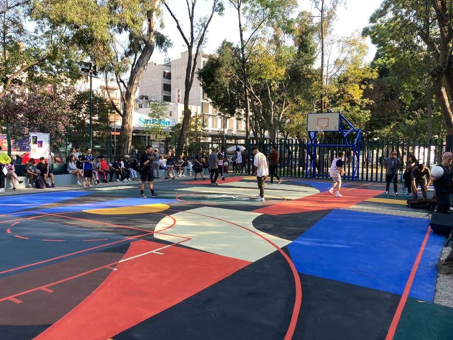 Luisa Salas hace arte en la cancha de baloncesto del Jardín Pushkin