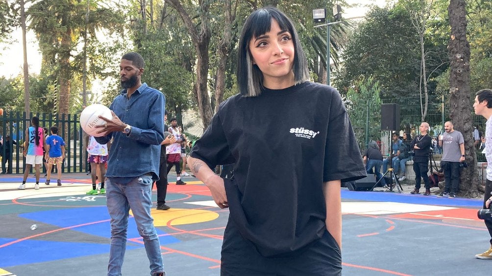 Luisa Salas hace arte en la cancha de baloncesto del Jardín Pushkin