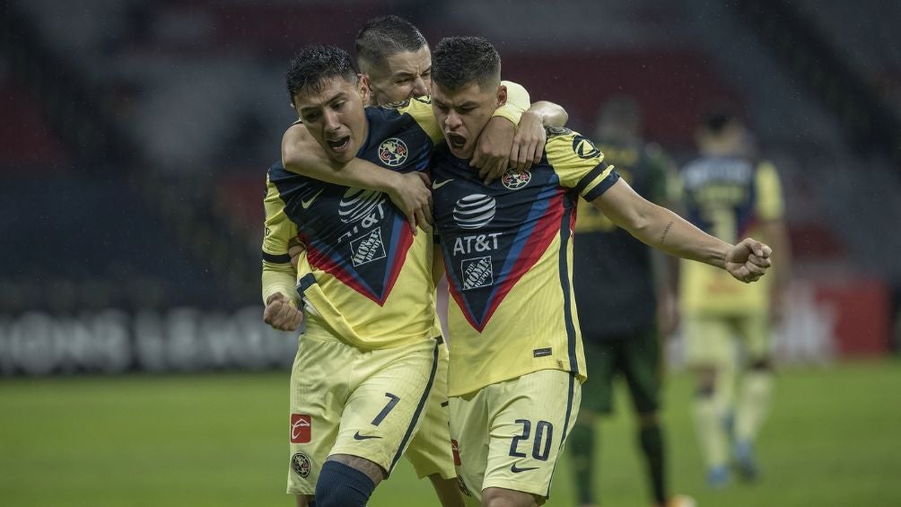 Leo celebra gol con las Águilas